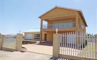 4 Bedroom House in Pearly Beach