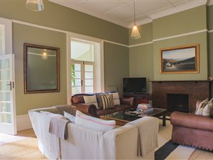 6 Bed House in Oatlands
