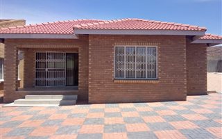 2 Bedroom House in Geelhoutpark