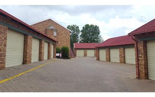 2 Bedroom House in Die Hoewes
