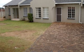 1 Bedroom Garden Cottage in Van Riebeeck Park