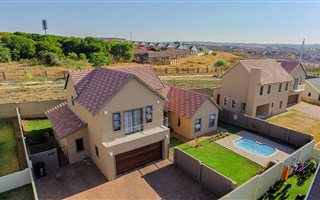5 Bedroom House in Kosmosdal