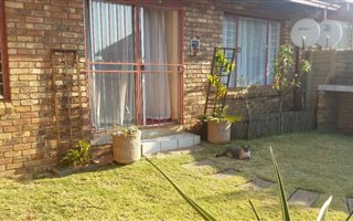 2 Bedroom Townhouse in Rooihuiskraal North