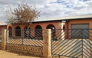 3 Bedroom House in Roodepan