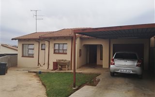 3 Bedroom House in Naledi