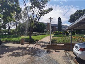 606 m² Office Space in Halfway House