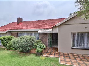 4 Bed House in Robertsham