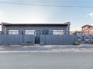 5 Bed House in Bosmont
