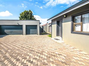 5 Bed House in Claremont