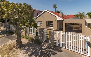 4 Bedroom House in Rondebosch East