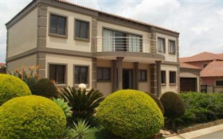 4 Bedroom House in Blue Valley Golf Estate