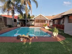 3 Bed House in Edelweiss