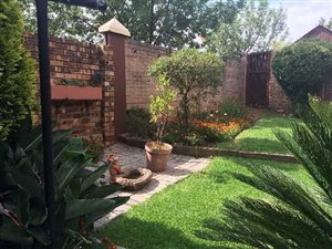 2 Bedroom Townhouse in Van Riebeeck Park
