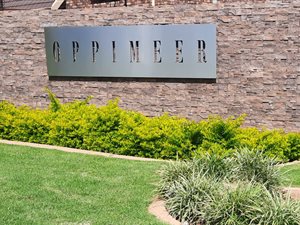 2 Bed Townhouse in Van Riebeeck Park
