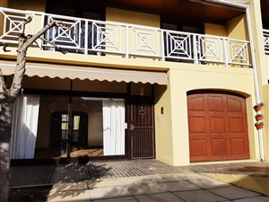 3 Bed Townhouse in Montclair