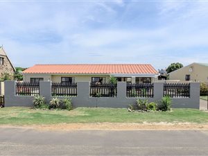 4 Bed House in Sandbaai