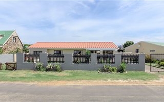 4 Bedroom House in Sandbaai