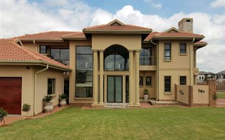 6 Bedroom House in Bronkhorstbaai