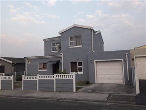 4 Bed House in Strandfontein