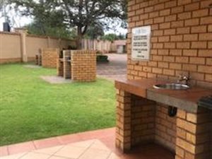 2 Bed Townhouse in Die Hoewes