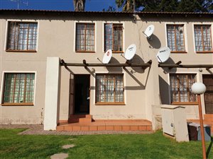 2 Bed Apartment in Roodepoort West