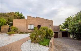 4 Bedroom House in Die Wingerd