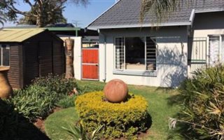 1 Bedroom Townhouse in Rooihuiskraal North