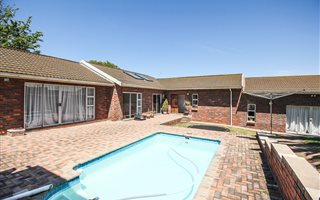 7 Bedroom House in Newton Park