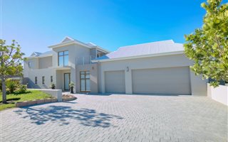 5 Bedroom House in Kraaibosch