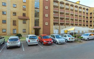 2 Bedroom Apartment in Die Hoewes
