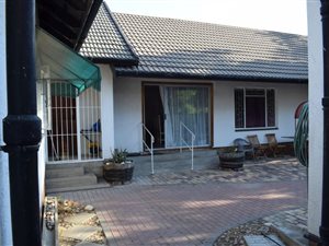 4 Bed House in Worcester West