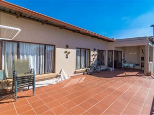 3 Bed Flat in Helderkruin