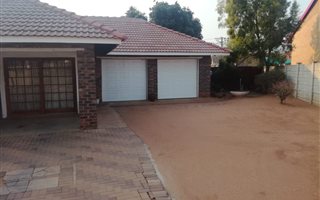 4 Bedroom House in Flora Park