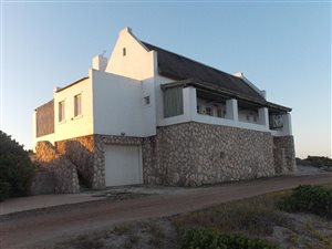 4 Bedroom House in Jacobsbaai