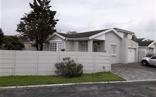 3 Bedroom House in West Beach
