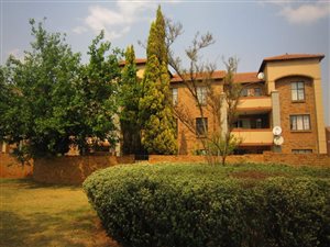 2 Bed Apartment in Die Hoewes