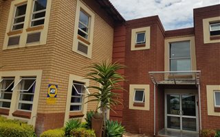 65 m² Commercial space in Die Hoewes