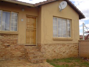 2 Bedroom House in Kosmosdal