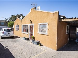 5 Bed House in Bernadino Heights