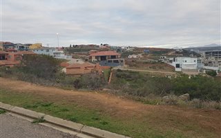 908 m² Land available in De Bakke
