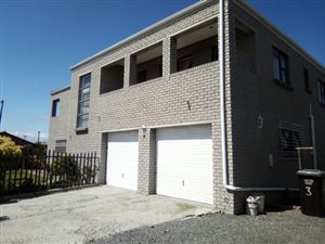 6 Bed House in Macassar