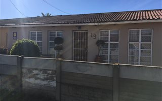 2 Bedroom House in Uitenhage Central