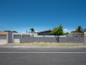 4 Bed House in Sanddrift