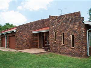 2.6 ha Farm with House in Boltonwold