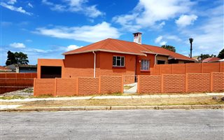 2 Bedroom House in Kensington