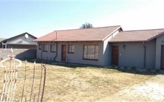 3 Bedroom House in Klippoortje North