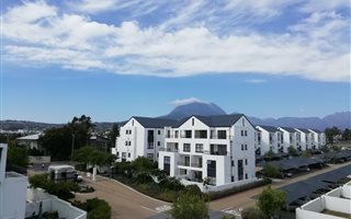 2 Bedroom Apartment in Somerset West Central