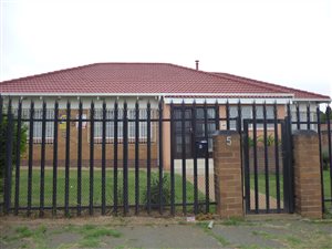 3 Bed House in Robertsham