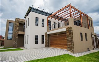 4 Bedroom House in Blue Valley Golf Estate