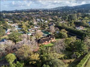 5 Bed House in Golden Acre